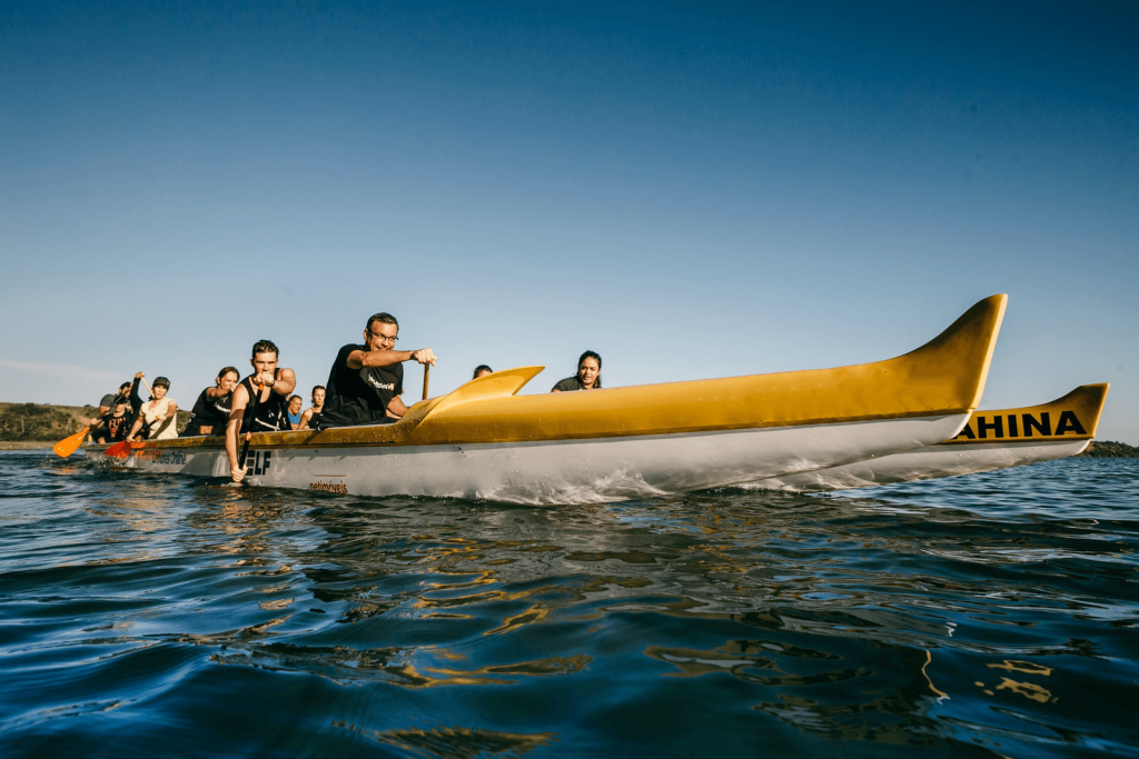 Canoa havaiana o treinamento da OutBox que desenvolve o trabalho em equipe 